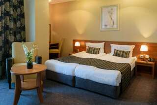 Отель Spa Hotel Calista Старозагорски-Бани Двухместный номер с 2 отдельными кроватями и балконом-1